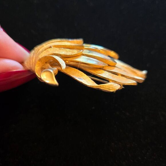 Vintage JJ Gold Tone Brooch Pin - Picture 6 of 6